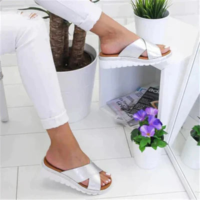 Alba – Slip-On Slide Sandals with Cross-Strap Design and Cushioned Sole
